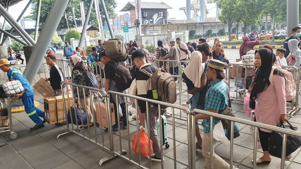 Para pemudik mengantre masuk ke ruang tunggu Pelabuhan Tanjung Priok, Jakarta sebelum berangkat mudik dengan Kapal Motor Gunung Dempo rute Jakarta-Semarang-Makassar-Jayapura pada Senin (1/4/2024) pukul 21.00. 