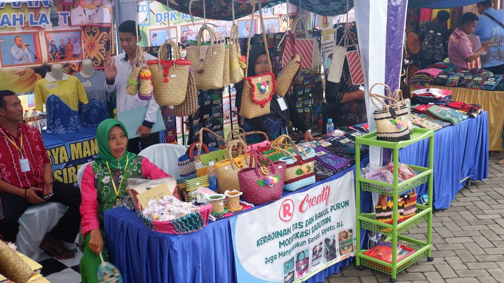 Berbagai produk UMKM dipamerkan dalam kegiatan Asosiasi Pengusaha Indonesia (Apindo) UMKM Expo II di Banjarmasin, Kalimantan Selatan, Rabu (29/1/2020). Kegiatan itu bertujuan mendekatkan UMKM dengan pasar atau pembeli dan memberikan dorongan serta motivasi kepada UMKM untuk terus-menerus berinovasi.