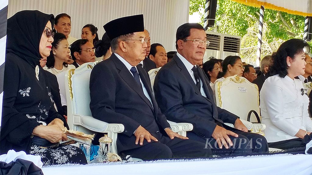 Wakil Presiden  Jusuf Kalla berdampingan dengan Perdana Menteri Kamboja Hun Sen saat mengikuti upacara kremasi jenazah Wakil Perdana Menteri Kamboja Sok An di Tugu Monumen Persahabatan Kamboja-Vietnam, Phnom Penh, Kamboja, Minggu (19/3). Wakil Perdana Menteri Sok An yang meninggal di Beijing, Rabu (15/3), merupakan sahabat Kalla dan Pemerintah Indonesia.