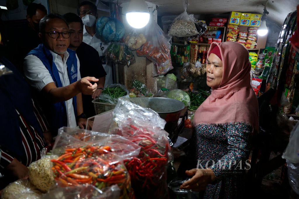Menteri Perdagangan Zulkifli Hasan mengunjungi lapak pedagang di Pasar Rasamala, Kecamatan Banyumanik, Kota Semarang, Jawa Tengah, Jumat (2/12/2022). 