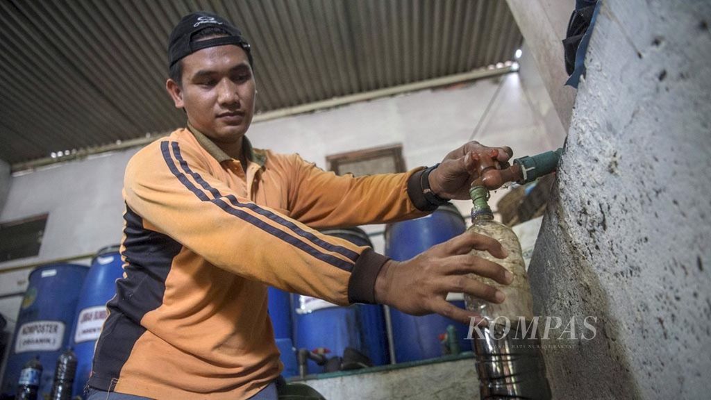Pekerja mengemas pupuk cair yang dibuat dari sampah di Pasar Kebonpolo, Magelang, Jawa Tengah, Rabu (17/10/2018). Dalam sebulan, tempat tersebut mampu menghasilkan 25 botol pupuk cair kemasan 1,5 liter serta 50 kantong kompos kemasan 10 kilogram dari sampah yang dikumpulkan dari pasar itu.