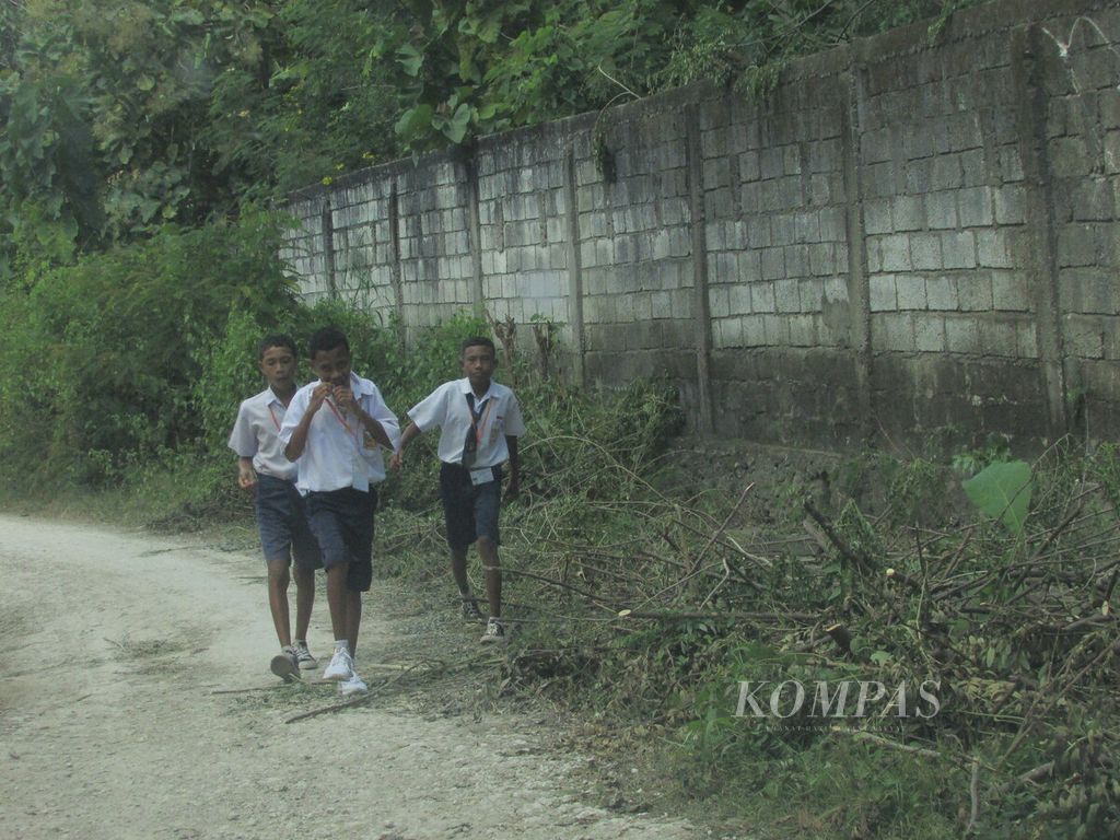 Siswa SMPN 7 Desa Oelnasi, Kabupaten Kupang, Kamis (25/4/2024), berjalan kaki 3 kilometer menuju sekolah. Tidak ada kendaraan umum untuk kebutuhan warga. Jasa ojek konvensional antardusun di desa itu pun sampai Rp 20.000 per orang.