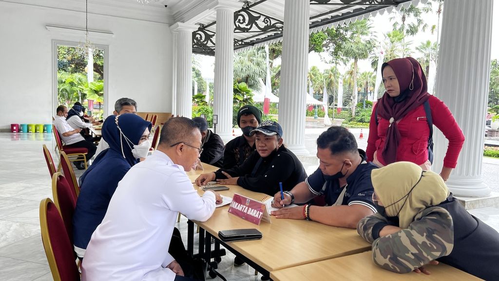 Sejumlah warga saat mengadu ke petugas di meja aduan Balai Kota, Gambir, Jakarta Pusat, Rabu (1/2/2023).