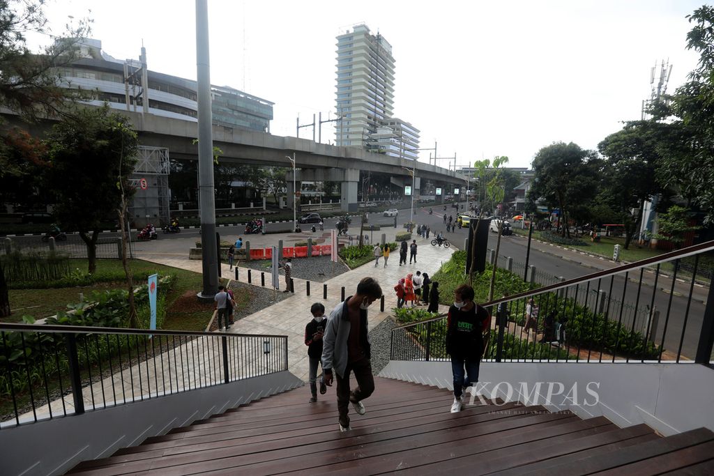 Taman Literasi Martha Christina Tiahahu yang berada di lokasi yang strategis di dekat Stasiun MRT Blok M dan Terminal Blok M, Jakarta Selatan, membuat warga mudah menjangkau lokasi tersebut, Sabtu (8/10/2022).