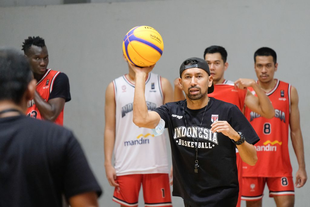 Ali Budimansyah, pelatih timnas basket 3x3 Indonesia, memimpin latihan timnya di Hall Basket Senayan, Jakarta, Rabu (6/4/2022) pagi WIB. Ikon bola basket era 1990-an itu diburu waktu untuk mempersiapkan timnya. Mereka hanya punya waktu kurang dari sebulan sebelum berlaga di SEA Games Vietnam 2022.