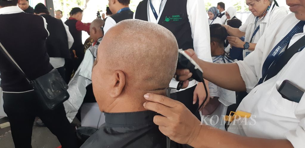 Salah satu peserta memilih cukur gundul dalam kegiatan potong rambut gratis yang menjadi bagian dari Festival Ramadhan 2024 di Masjid Al Akbar Surabaya, Kota Surabaya, Jawa Timur, Senin (11/3/2024).