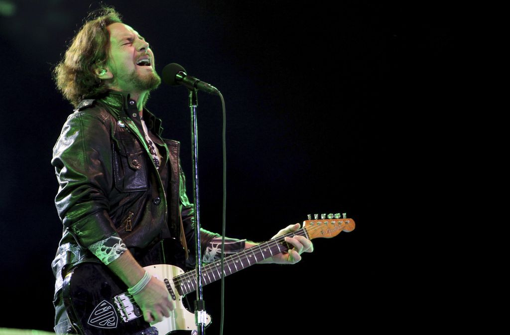 Vokalis utama Pearl Jam Eddie Vedder tampil dalam konser di Sao Paulo, Brasil, 3 November 2011. 