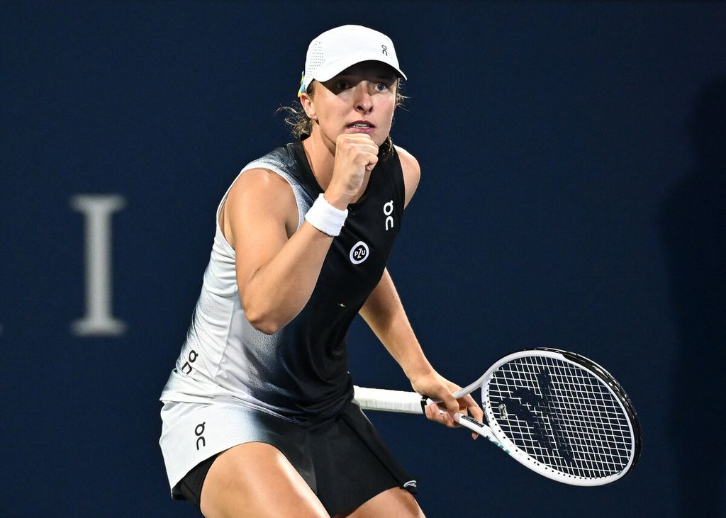 Reaksi Iga Swiatek setelah merebut poin saat melawan Karolina Muchova pada laga babak ketiga WTA 1000 Kanada di Montreal,  Jumat (11/8/2023) pagi WIB. 