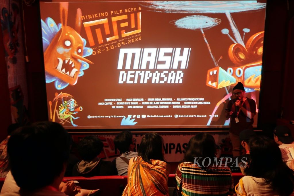 Penonton selesai menyaksikan deretan film pendek yang diputar dalam Minikino Film Week 8 (MFW8) di  MASH Denpasar, Denpasar, Bali, Rabu (7/9/2022). Minikino Film Week 8 (MFW8) yang digelar Yayasan Kino Media berlangsung selama 2-10 September 2022. Perhelatan festival film pendek internasional pada tahun ini menerima 925 film pendek dari 85 negara. Sebanyak 169 film lolos seleksi nominasi penghargaan.