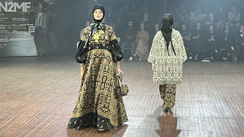 Koleksi milik Itang Yunasz yang ditampilkan di Indonesia International Modest Fashion Festival (IN2MF) di Salle Wagram, Paris, Perancis, Sabtu (7/9/2024).