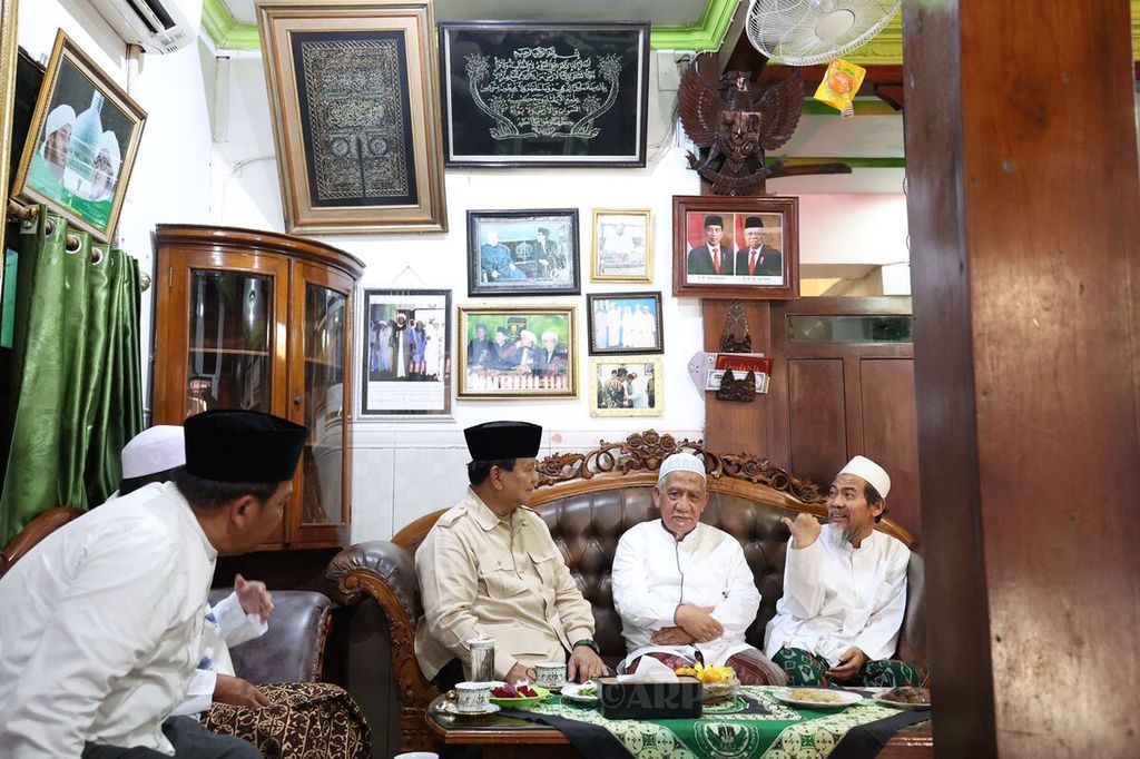 Prabowo Subianto singgah di rumah almarhum KH Maimoen Zubair alias Mbah Moen di Ponpes Al-Anwar Rembang, Jawa Tengah, Kamis (5/5/2022).