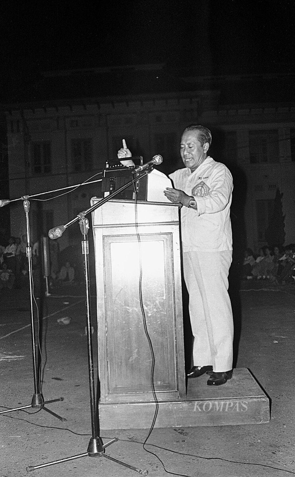 Baca puisi perjuangan Angkatan 66 oleh Bung Tomo pada peringatan Hari Kesaktian Pancasila di Fakultas Kedokteran Universitas Indonesia, Jakarta (1/10/1977).