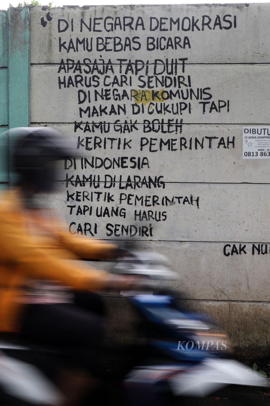Tulisan bernada sindiran terhadap jalannya pemerintahan tertulis di tembok lahan di Cipondoh, Kota Tangerang, Banten, Kamis (5/11/2020). Tulisan ini seolah menjadi respons terhadap terancamnya kebebasan berbicara, terutama terhadap suara yang berbeda dengan penguasa. 