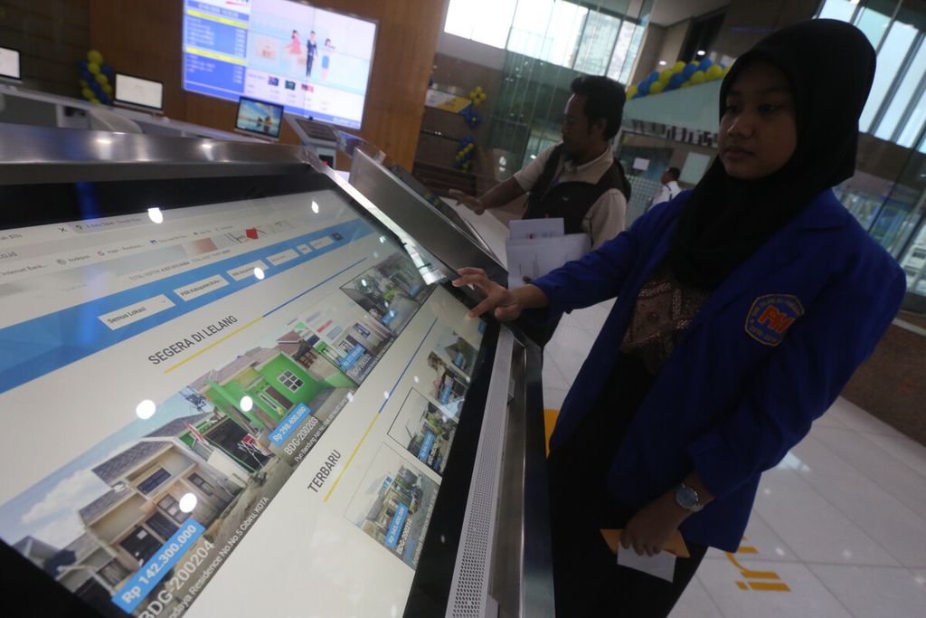 A BTN customer is browsing through homes offered on a computer screen at the BTN Harmoni branch in Central Jakarta on Friday (7/2/2020). PT Bank Tabungan Negara (BTN) targets a 10 percent growth in credit in 2020. Credit will be focused on the housing sector, particularly for the millennial segment.