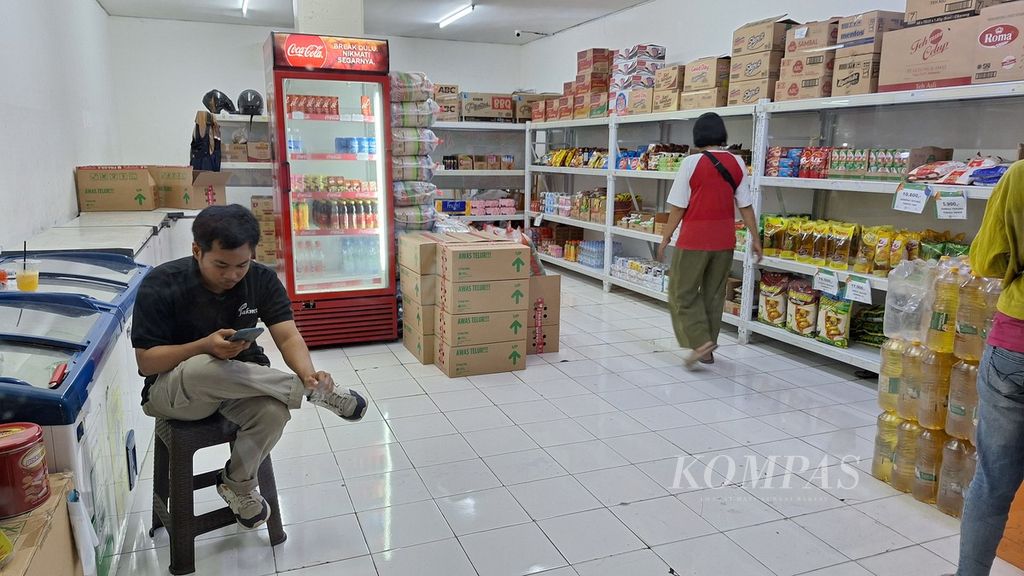 Suasana tempat penjualan pangan bersubsidi di Mini DC Pasar Slipi, Jakarta Barat, Jumat (9/8/2024).