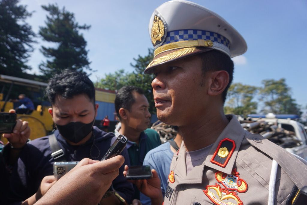 Kepala Satuan Lalu Lintas Kepolisian Resor Kota Banyumas Komisaris Bobby AR memberikan keterangan pers seusai Apel Gelar Pasukan Operasi Ketupat Candi 2023, di GOR Satria Purwokerto, Banyumas, Jawa Tengah, Senin (17/4/2023). 