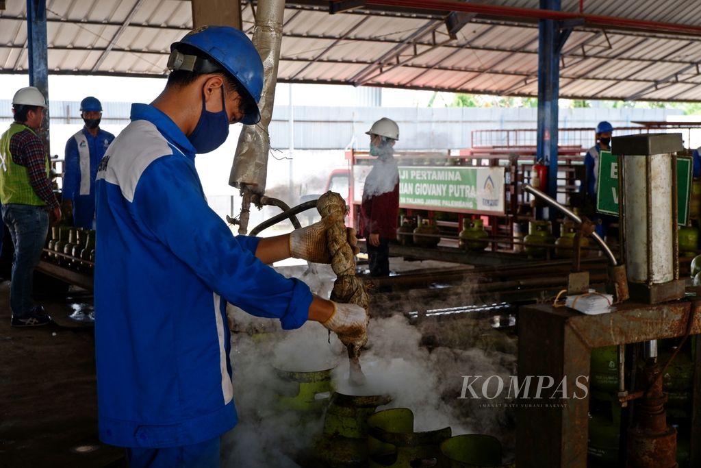 Aktivitas pekerja di Stasiun Pengisian dan Pengangkutan Bulk Elpiji (SPPBE) PT Sriwijaya Bumi Sejahtera di Palembang, Sumatera Selatan, Selasa (10/9/2024). SPPBE khusus elpiji subsidi (3 kilogram) tersebut memiliki kapasitas penyimpanan 100 metrik ton elpiji.