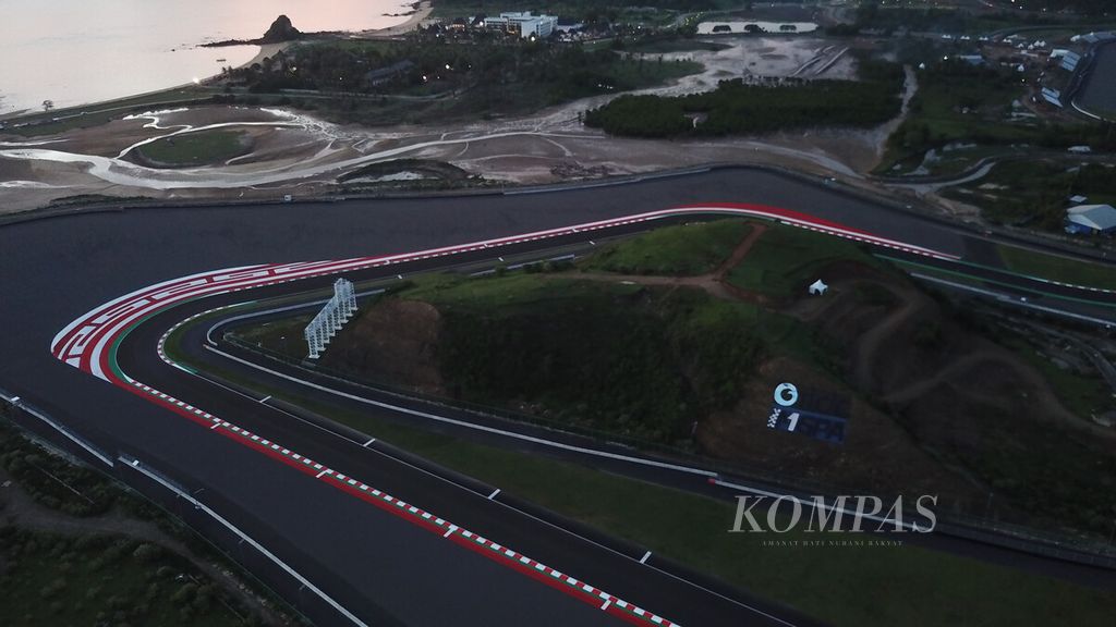 Pemandangan aerial Sirkuit Internasional Jalan Raya Pertamina Mandalika di bibir pantai di Kawasan Ekonomi Khusus (KEK) Pantai Kuta, Mandalika, Lombok Tengah, NTB, Senin (22/11/2021). Sirkuit itu akan digunakan untuk balap MotoGP pada Maret 2022.