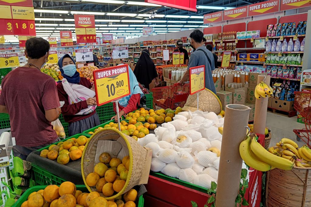 Warga memilih barang belanjaan di supermarket Superindo Ciater Raya, Serpong, Tangerang Selatan, Banten, Minggu (24/4/2022). Konsumen kembali mendatangi toko fisik untuk berbelanja kebutuhan pokok.