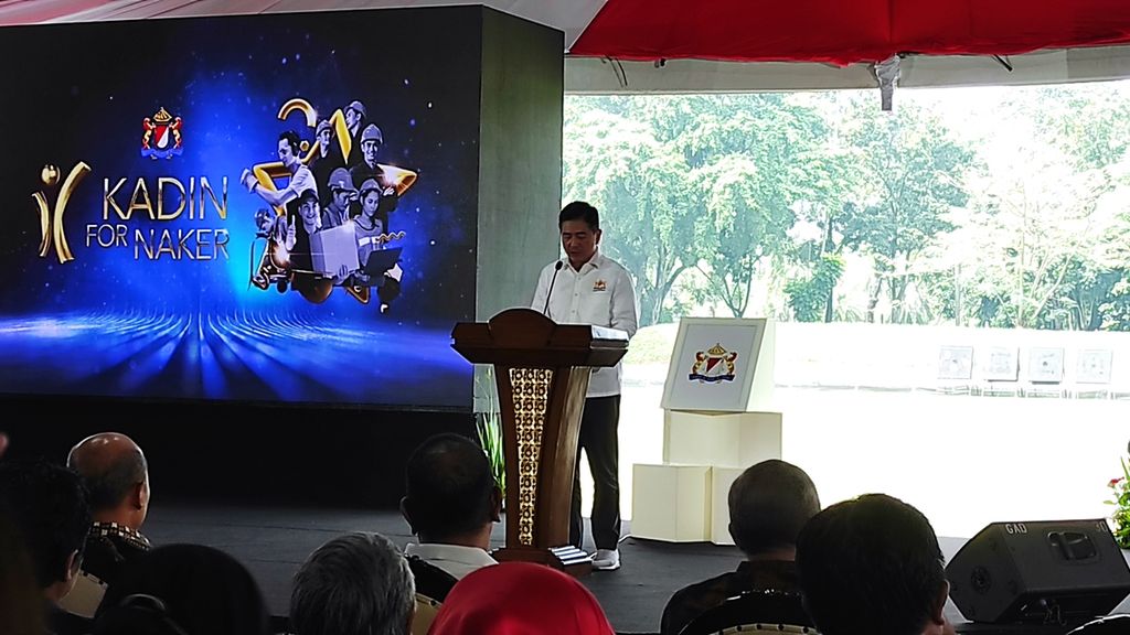 Ketua Umum Kadin Indonesia Arsjad Rasjid saat memberikan sambutan peluncuran platform Kadin for Naker, Minggu (30/4/2023), di Jakarta.