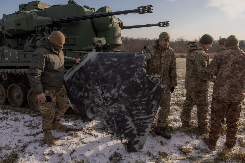 Prajurit Ukraina dari tim pemburu <i>drone </i>menunjukkan kepada media bagian dari <i>drone </i>yang diluncurkan Rusia berwarna hitam yang diduga jatuh di sebelah tank senjata anti-pesawat Gepard Jerman, di pinggiran Kyiv, Kamis (30/11/2023). 