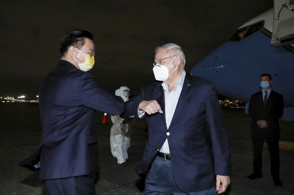 Menteri Luar Negeri Taiwan Joseph Wu (kiri) menyambut Senator AS Bob Menendez di Bandar Udara Taipei, Taiwan, 14 April 2022. 