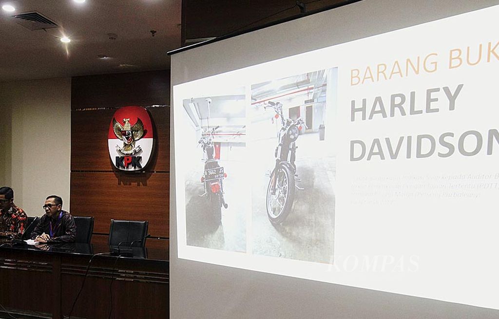 Juru Bicara Komisi Pemberantasan Korupsi (KPK) Febri Diansyah (kiri) bersama Kepala Biro Humas dan Kerja Sama Internasional Badan Pemeriksa Keuangan (BPK) Yudi Ramdan Budiman (kanan) mengadakan konferensi pers bersama di Gedung KPK, Jakarta, Jumat (22/9). Konferensi pers   menjelaskan  langkah KPK yang melakukan penindakan terhadap salah seorang auditor BPK berinisial SY. Tersangka SY  sebelumnya diduga menerima hadiah motor jenis Harley Davidson dari salah satu perusahaan BUMN yang diauditnya.