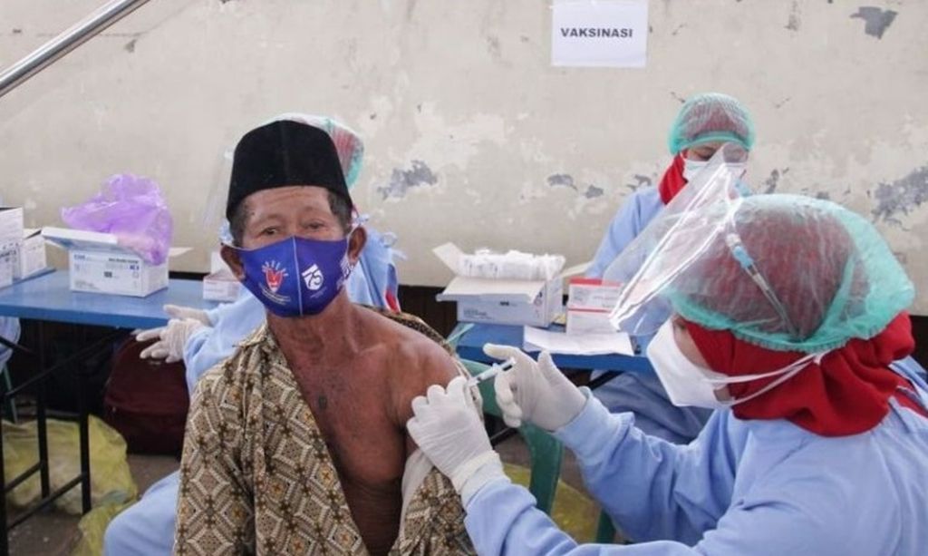 Pelaksanaan vaksinasi di Gedung Olahraga Ki Mageti, Magetan, Jawa Timur, Minggu (12/9/2021). Serbuan vaksinasi bertujuan mempercepat perluasan cakupan vaksinasi Covid-19 di Magetan yang masih rendah.