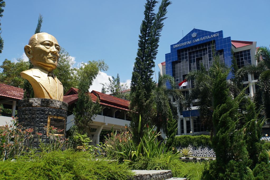 Patung pahlawan nasional Sam Ratulangi di kompleks Universitas Sam Ratulangi (Unsrat), Manado, Sulawesi Utara, Senin (13/4/2020). Unsrat menghentikan segala aktivitas di kampus di tengah wabah Covid-19.