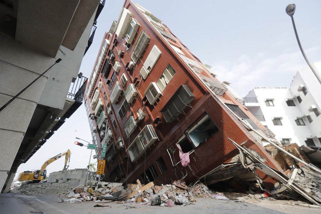 Puing-puing berserakan di sekitar gedung yang nyaris  roboh di Hualien, Taiwan, Kamis (4/4/2024). 