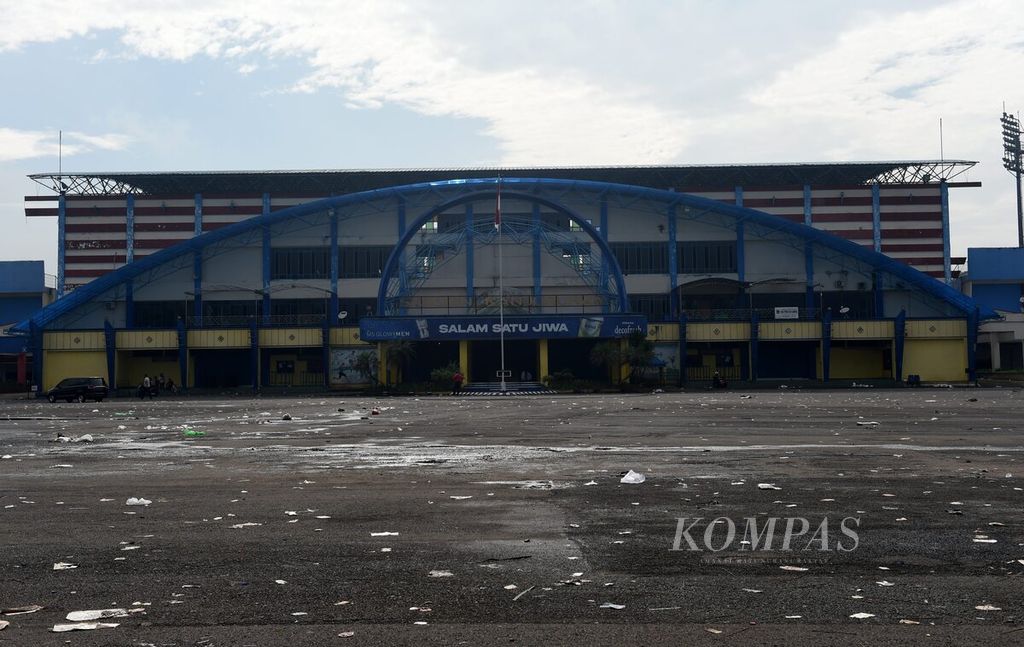 Stadion Kanjuruhan di Kabupaten Malang, Jawa Timur, Minggu (2/20/2022), setelah krusuhan pada malam sebelumnya. Kerusuhan terjadi saat usai laga Liga 1 BRI antara Arema FC dengan Persebaya. 