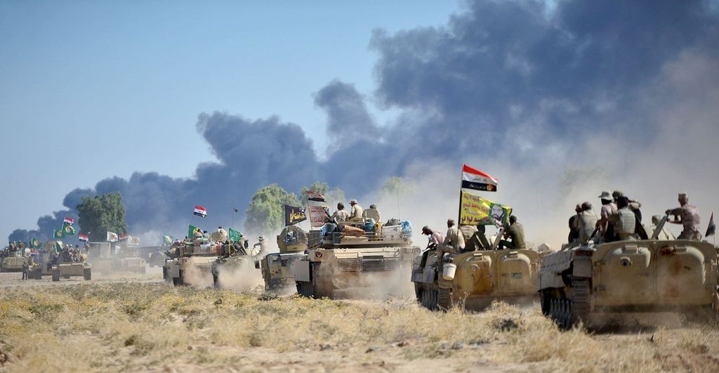 Iring-iringan pasukan Irak dan milisi tempur Hashed al-Shaabi bergerak menuju basis milisi Negara Islam di Irak dan Suriah (NIIS) di Hawija, Irak, Rabu (4/10/2017).