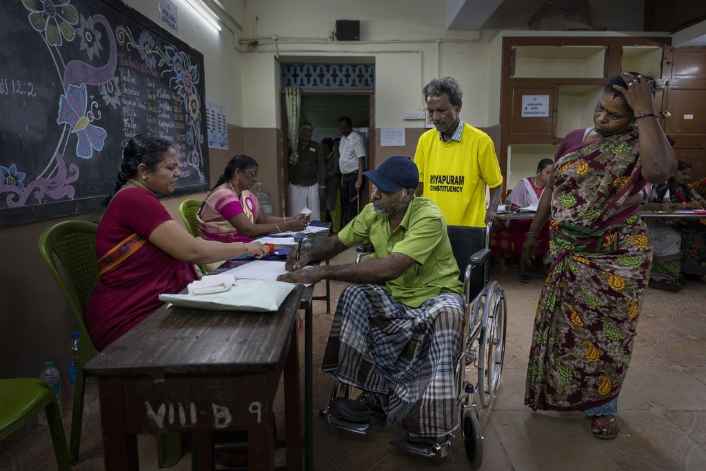 Pemilih disabilitas mendapat pengarahan dari petugas pemungutan suara di sebuah tempat pemungutan suara di Chennai, Tamil Nadu, India, Jumat (19/4/2024), saat pemilihan umum.