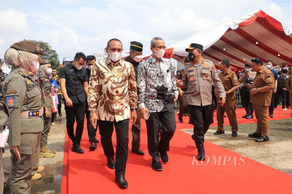 Gubernur Sumatera Utara Edy Rahmayadi (kedua dari kiri) dan Wakil Ketua Komisi Pemberantasan Korupsi Alexander Marwata (kedua dari kanan) menghadiri peringatan Hari Antikorupsi Sedunia di Gedung Serbaguna Sumatera Utara, Medan, Selasa (29/11/2022).
