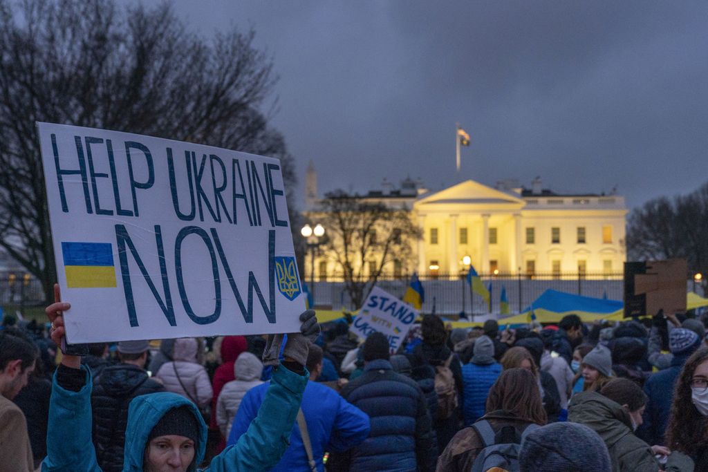 Warga memprotes invasi Rusia ke Ukraina di depan Gedung Putih di Washington, Amerika Serikat, Kamis (24/2/2022)