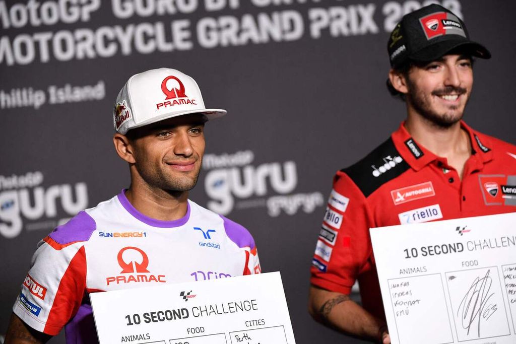 Pebalap Prima Pramac Racing, Jorge Martin (kiri), dan pebalap Ducati, Francesco Bagnaia, dalam jumpa pers jelang balap MotoGP seri Australia di Phillip Island, Kamis (19/10/2023). Keduanya bersaing ketat di puncak klasemen sementara.