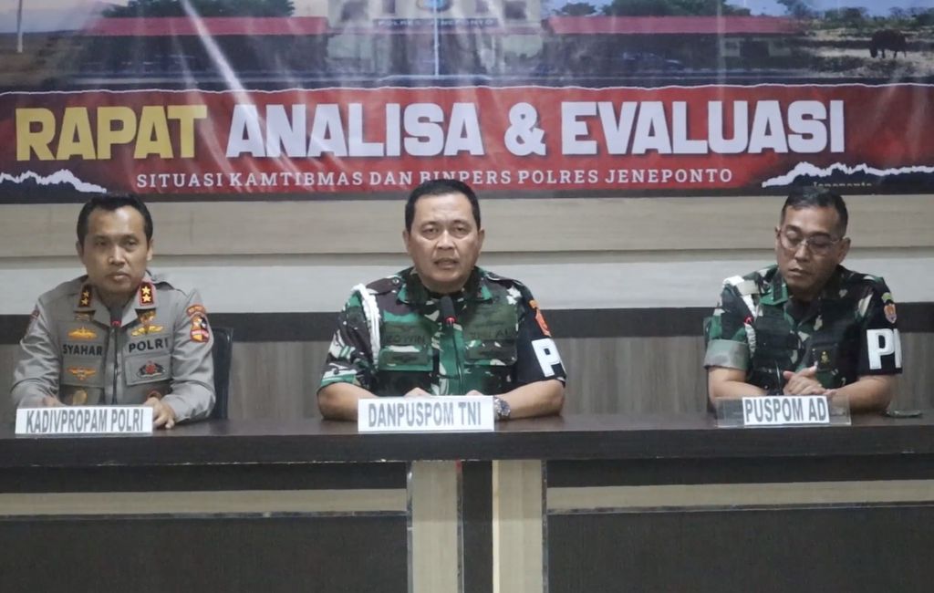 Komandan Puspom TNi Laksamana Muda Edwin diapit Wadan Puspomad Mayjen Eka Wijaya Permana dan Kadiv Propam Polri Irjen Syahar Diantono memberikan keterangan kepada wartawan di Mapolres Jeneponto, Jeneponto, Sulawesi Selatan, Sabtu (29/4/2023) malam. Keterangan ini terkait investigasi yang dilakukan dalam peristiwa penyerangan Mapolres Jeneponto.