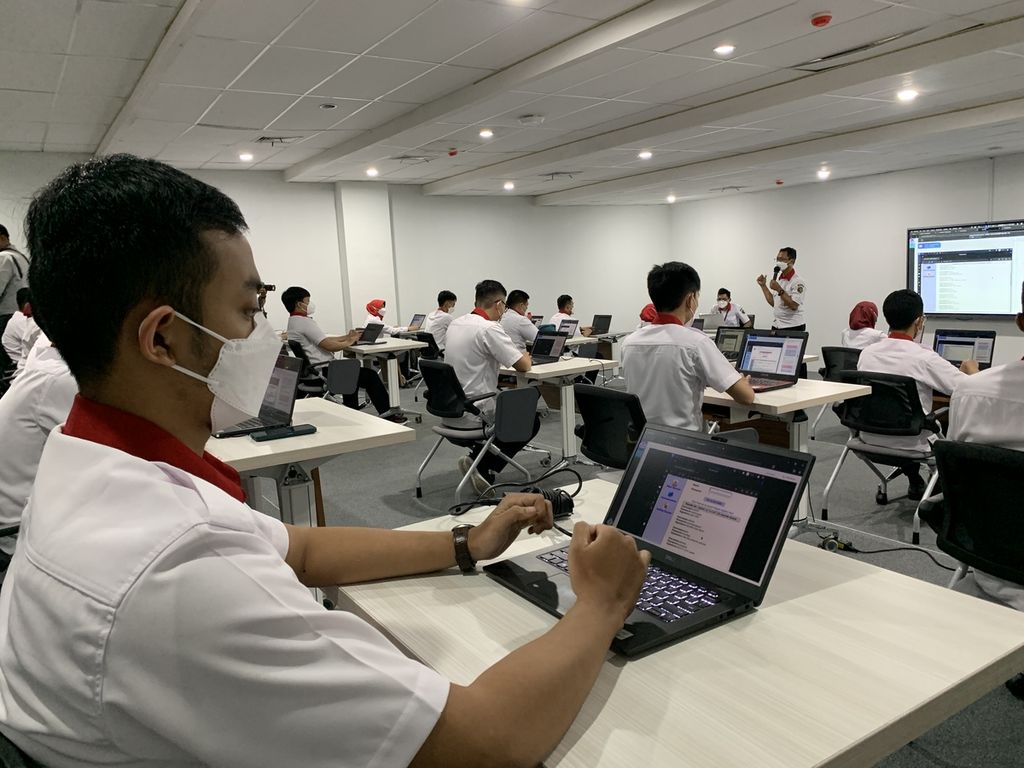 Sejumlah pegawai BSSN mengikuti pelatihan simulasi keamanan siber menggunakan platform daring di Pusat Pengembangan SDM BSSN, Sentul, Kabupaten Bogor, Jawa Barat, Rabu (16/3/2022). Mereka yang mengikuti pelatihan nantinya akan menjadi pelatih keamanan siber untuk aparatur sipil negara di kementerian/lembaga lain.