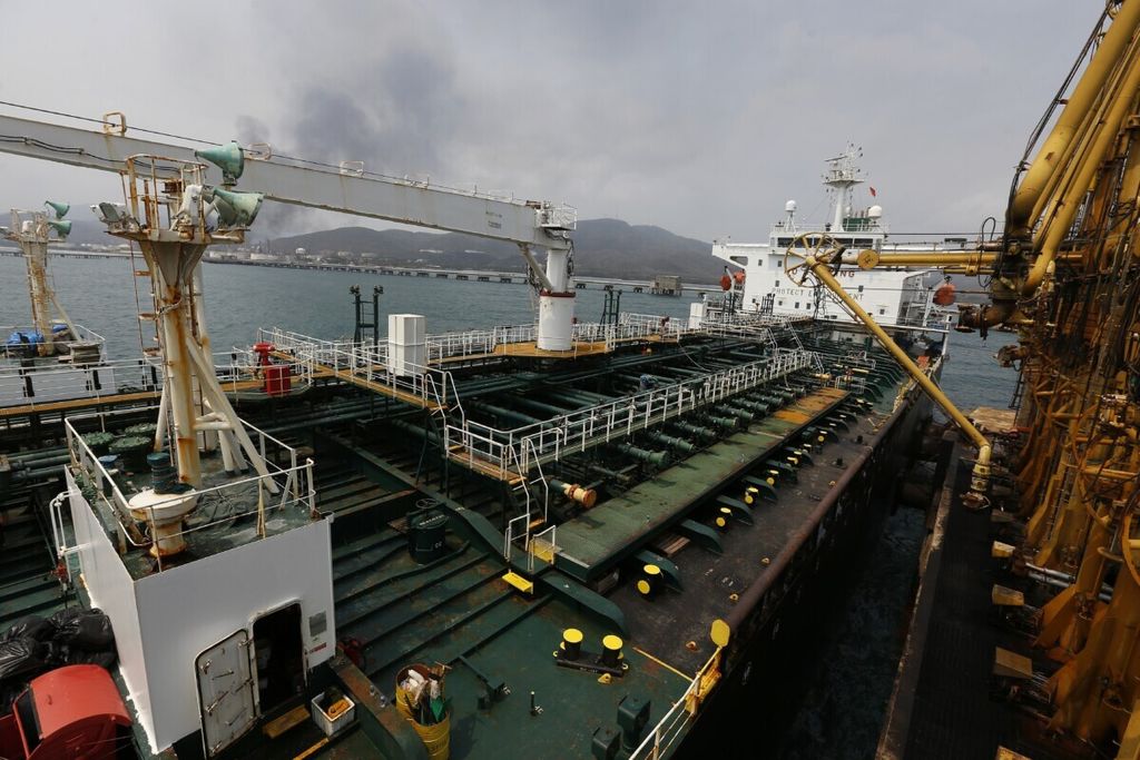 Kapal tanker minyak Iran, Fortune, berlabuh di dermaga kilang El Palito dekat Puerto Cabello, Venezuela, 25 Mei 2020. 