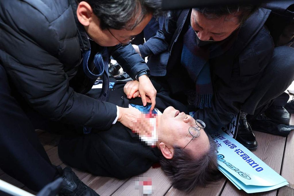 Pemimpin oposisi Korsel, Lee Jae-myung, diserang saat berkunjung ke Busan, Korea Selatan, Selasa (2/1/2024). 
