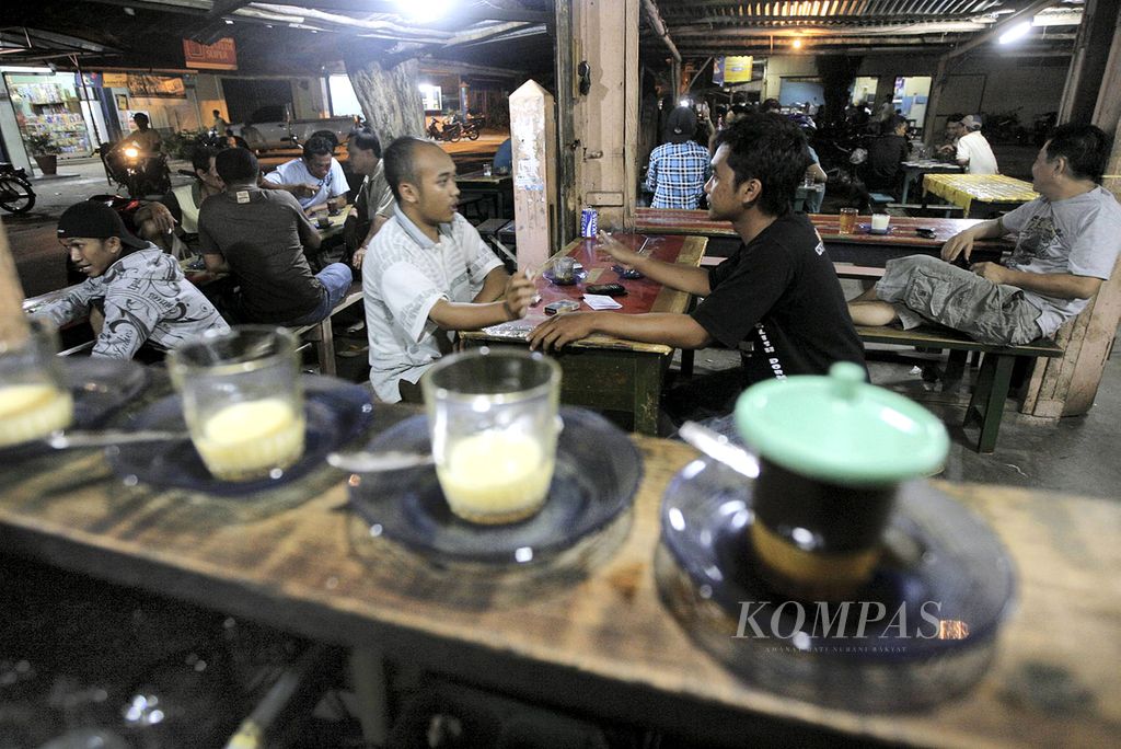 Warga menikmati kopi di salah satu warung kopi di kawasan Jalan Bioskop, Kecamatan Manggar, Kabupaten Belitung Timur, hingga larut malam, 11 Februari 2010. Minum kopi sudah menjadi dari bagian hidup masyarakat setempat. Sedikitnya terdapat sekitar 60 warung kopi yang selalu ramai. Dari obrolan di warung, toleransi antarsuku dan agama tercipta dan terjaga hingga kini. 