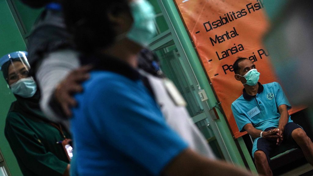Antrean pasien yang termasuk orang dengan gangguan jiwa (ODGJ) untuk menerima suntikan vaksin Covid-19 di Paviliun Basudewa, Rumah Sakit dr Marzoeki Mahdi, Kota Bogor, Jawa Barat, awal Juni 2021. 