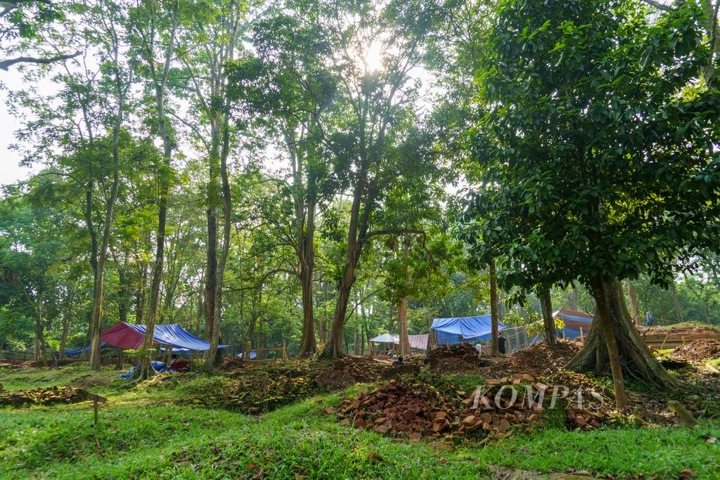The restoration of Kotomahligai Temple amidst lush trees in the Muarajambi National Heritage Area (KCBN) in Muaro Jambi Regency, Jambi, took place on Tuesday (7/5/2024).