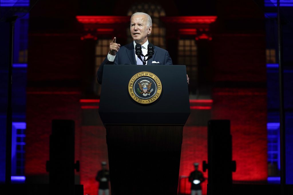 Presiden Amerika Serikat Joe Biden berpidato di depan Gedung Perumusan Naskah Pembukaan Konstitusi AS, Kamis (1/9/2022) malam waktu Washington. Biden mengecam pendukung fanatik Trump dan menyebut mereka sebagai MAGA Republikan.