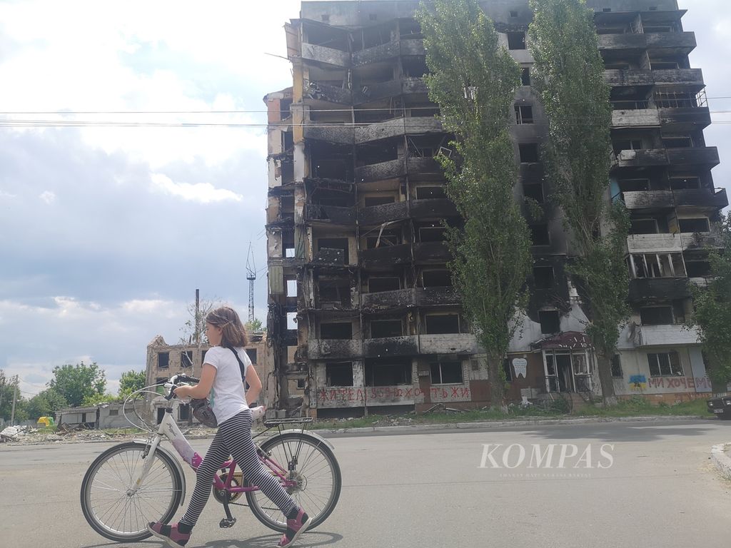 Sisa reruntuhan bangunan apartemen yang hancur dihantam rudal Rusia di Borodyanka, Provinsi Kyiv, seperti terlihat, Jumat (17/6/2022). Kondisi Borodyanka mulai ramai setelah warga kembali dari pengungsian. 