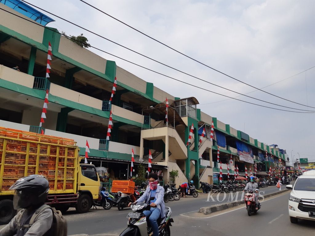 Kondisi Pasar Ciputat di Tangerang Selatan, Senin (20/8). Pasar seluas 5.000 meter persegi ini akan direvitalisasi menjadi pasar tradisional modern.