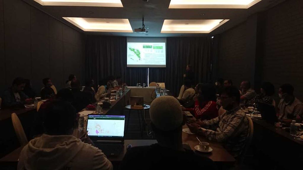 Jurnalis yang tergabung dalam Aliansi Jurnalis Independen se-Sumatera mengadakan pertemuan membahas rencana aksi bersama untuk lingkungan di Banda Aceh, Kamis (19/5/2022). 