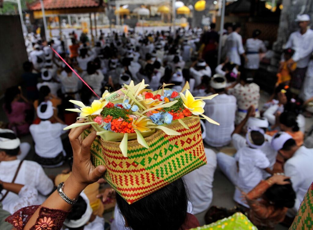 Hindu worshipers brought offerings to Pura Sakenan on Serangan Island, Denpasar, Bali, to perform prayer during the series of Kuningan celebrations on Sunday, April 7, 2013.