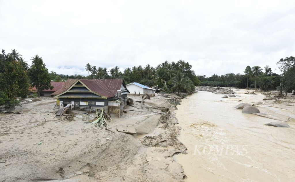 Sebuah rumah tertimbun material banjir bandang setinggi atap rumah yang menerjang Masamba dan wilayah sekitarnya di Luwu Utara, Sulawesi Selatan, Senin (13/7/2020) malam. Frasa <i>setinggi atap rumah </i>lebih tepat jika diubah menjadi <i>setinggi kurang lebih dua meter</i>.