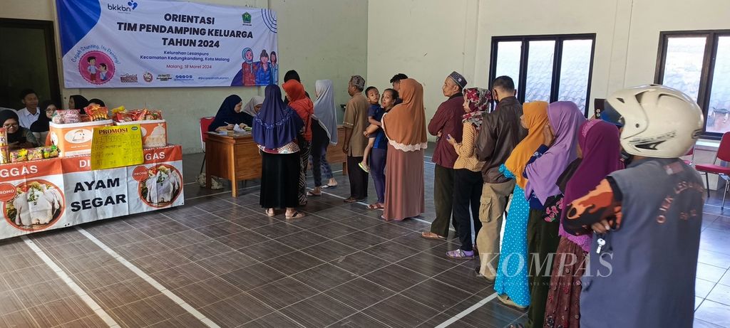 Suasana operasi pangan murah di Kelurahan Lesanpuro, Kecamatan Kedungkandang, Kota Malang, Jawa Timur, Selasa (19/3/2024).
